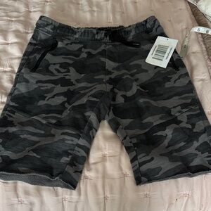 Boy’s Camo Performance Shorts - Black/Gray Joe’s size l